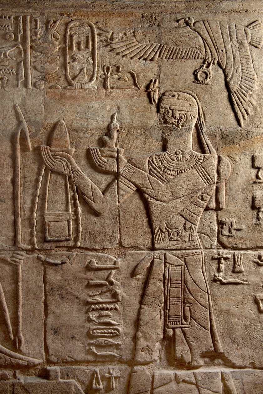 Relief på en helligdom opført af farao Taharqa i gården til Amuntemplet, som han byggede i Kawa i Nubien, 25. dynasti, sen periode, 690-64 f.Kr., sandstensdetalje af 107896 af Egyptian 25th Dynasty