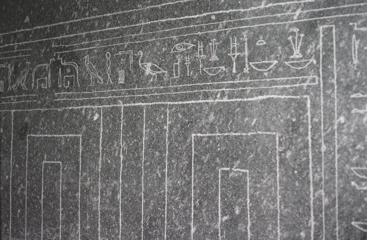Nedsænket relief, der viser et tempel af Apis Bull-sarkofagen i Serapeum, New Kingdom af Egyptian 26th Dynasty