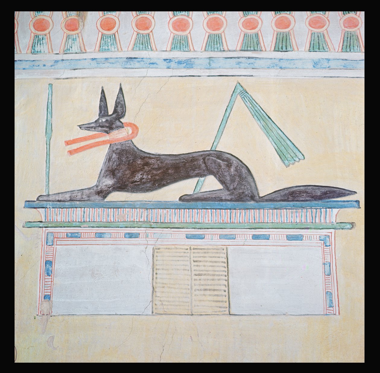 Anubis, egyptisk gud for de døde, liggende på toppen af en sarkofag, vægmaleri i Valley Temple of the Pyramid of Menkaure, Old Kingdom, c.2613-2494 BC (vægmaleri) af Egyptian 4th Dynasty