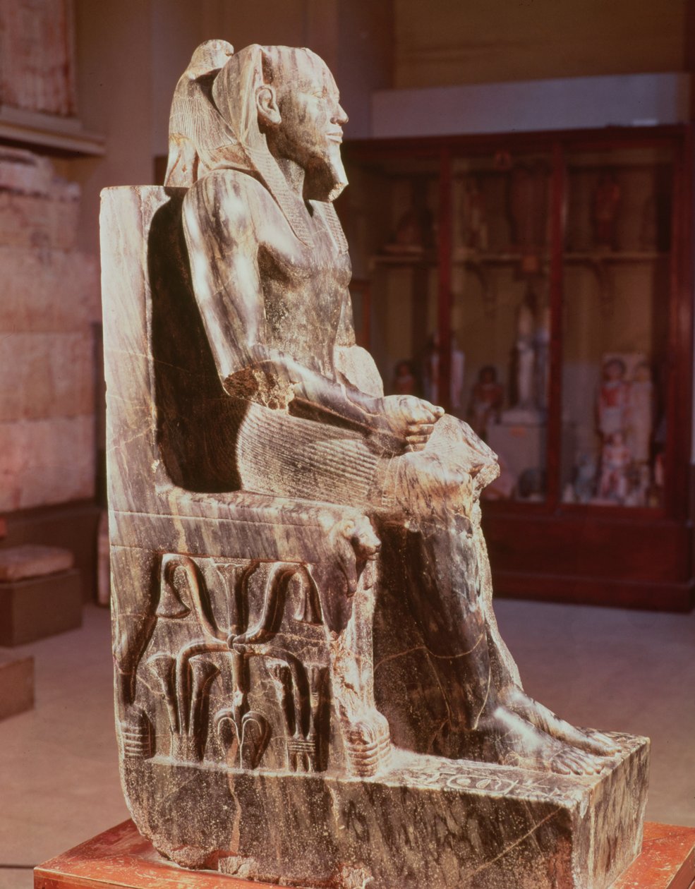 Statue af Khafre (2520-2494 f.Kr.) tronet, fra Khafre-pyramidens tempel i Giza, Gamle Kongerige, ca. 2540-2505 f.Kr. (diorit) (se også 68328) af Egyptian 4th Dynasty