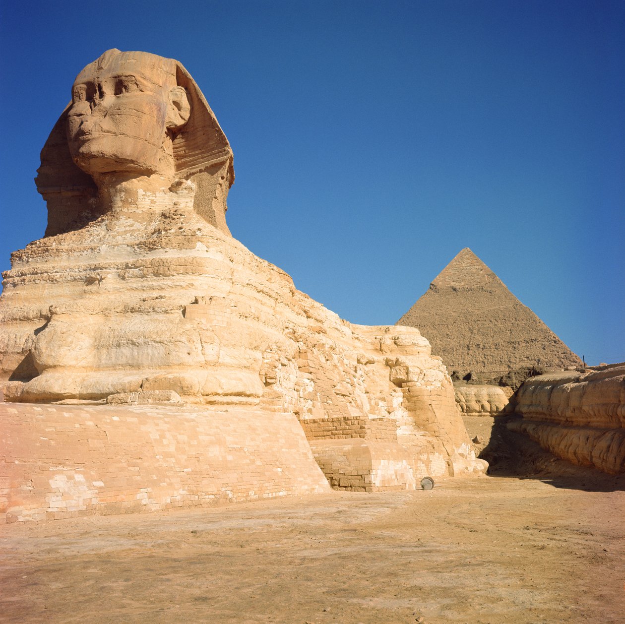 Sfinxen og pyramiden fra Khafre, Giza, Det gamle kongerige 2613-2494 f.Kr. (se også 59243) af Egyptian 4th Dynasty
