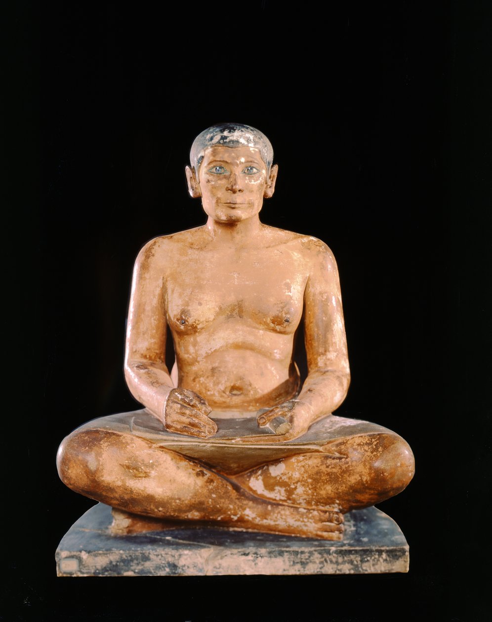 Cruching Scribe Statue, fra Saqqara, Old Kingdom (kalksten, alabast og bjergkrystal) (se også 391129) af Egyptian 5th Dynasty
