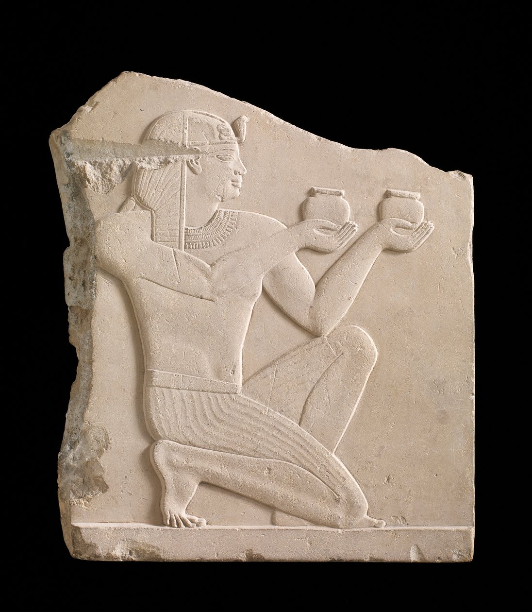Plade, der forestiller en konge, der ofrer vin, ptolemæisk periode, 305-30 f.Kr. blød kalksten af Egyptian Ptolemaic Period