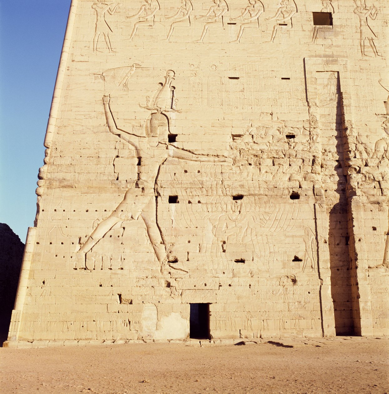 Ptolemæus XII (ca. 112-51 f.Kr.) slår sine fjender fra indgangspylonen til Horus-templet af Egyptian Ptolemaic Period