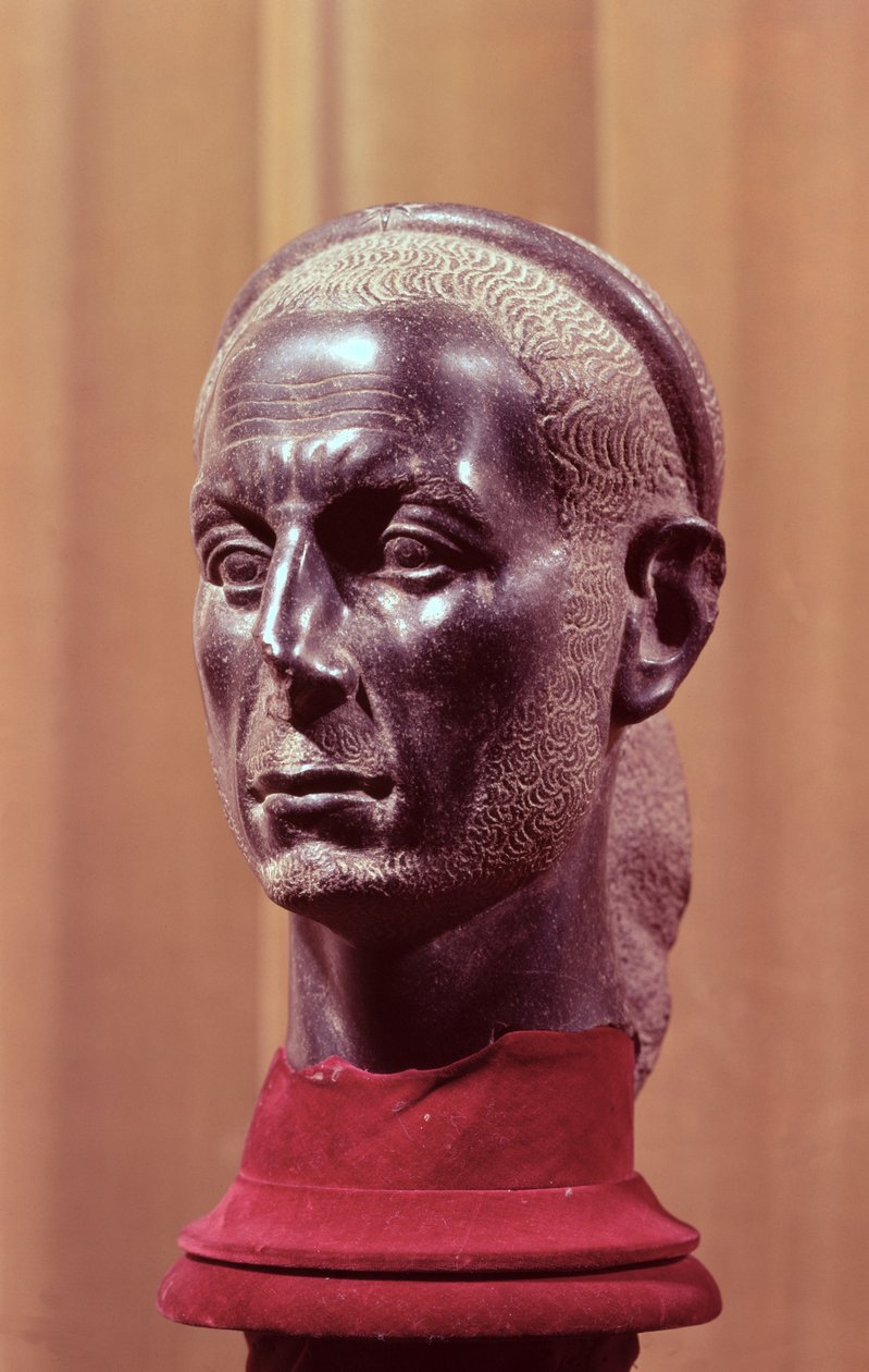 Hovedet af en statue af en skægget præst med et stjernet diadem, menes at være en portrætbuste af Julius Cæsar (ca. 100-44 f.Kr.), egypter, fra Nildeltaet (diorit) af Egyptian School
