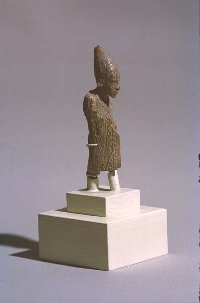 Figur af en konge, der bærer Øvre Egyptens hvide krone og kappen fra Sed-festivalen, fra Osiris-templet, Abydos, tidlig dynastisk periode, ca. 3000 f.Kr. (se også 23814) af Egyptian