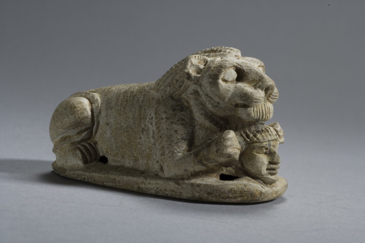 Låg på en liggende løve, der holder et hoved, Napata-Meroe, Upper Nubia (steatit) af Egyptian
