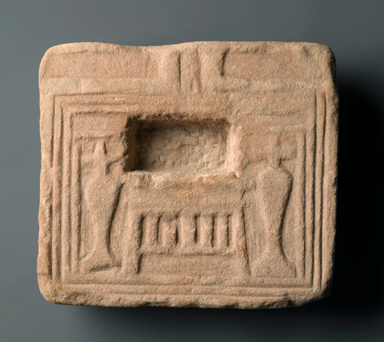 Offerbord, muligvis fra El Hassaiah (sandsten) af Egyptian