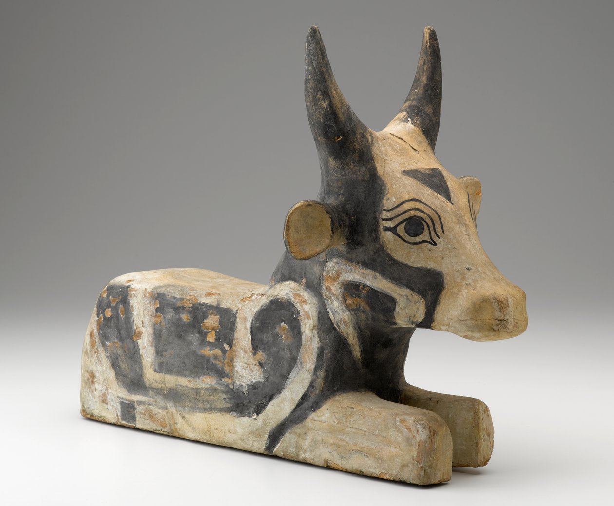 Liggende Tyr, 305-30 f.Kr. (træ med gesso og maling) af Egyptian