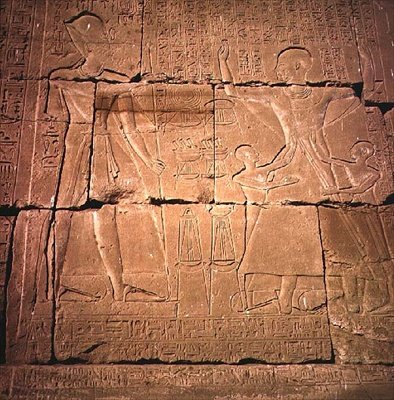 Relief, der viser en farao og hans familie (sandsten) (se også 59220) af Egyptian