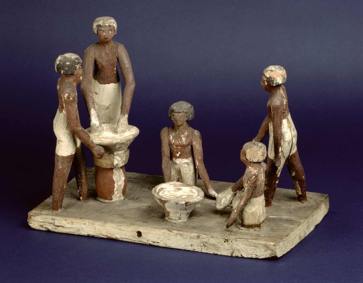 Model af fem mænd, der brygger, fra Beni Hasan, Middle Kingdom, ca. 2035-1668 f.Kr. (malet træ) af Egyptian 11th Dynasty