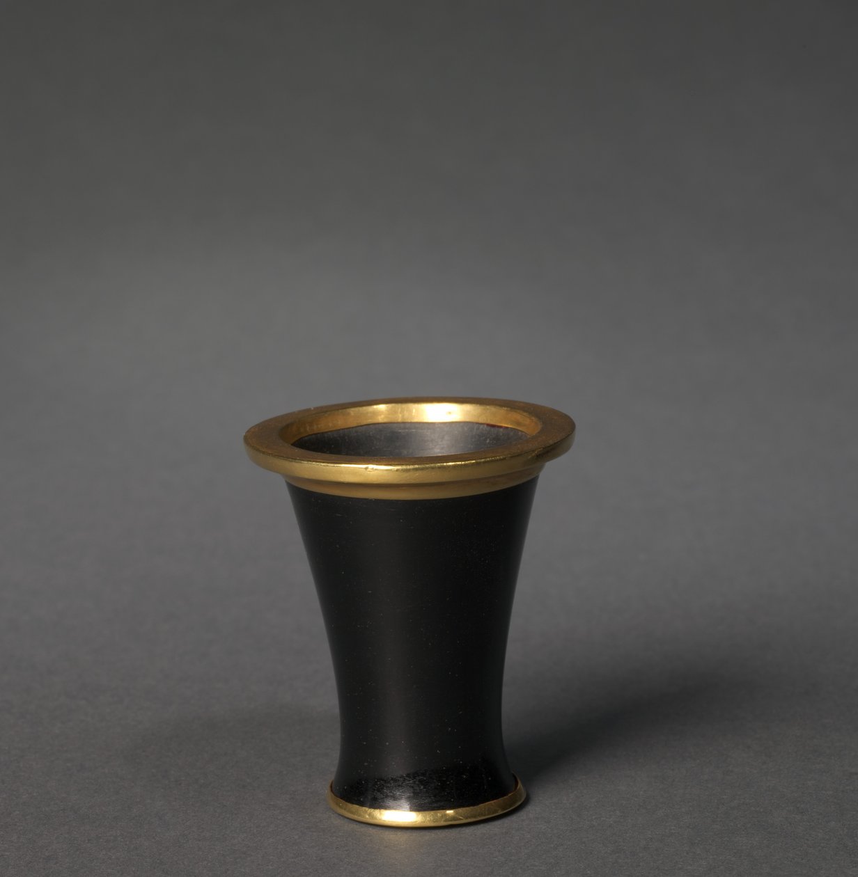 Kosmetisk kar (bæger), ca. 1859-1814 f.Kr. (obsidian og guld) af Egyptian 12th Dynasty