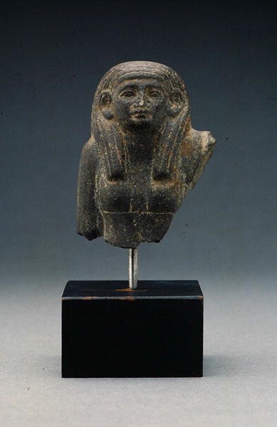 Hoved og skuldre af en kvinde fra en gruppestatue, sandsynligvis en begravelsesdyade, Middle Kingdom (basalt) af Egyptian 12th Dynasty