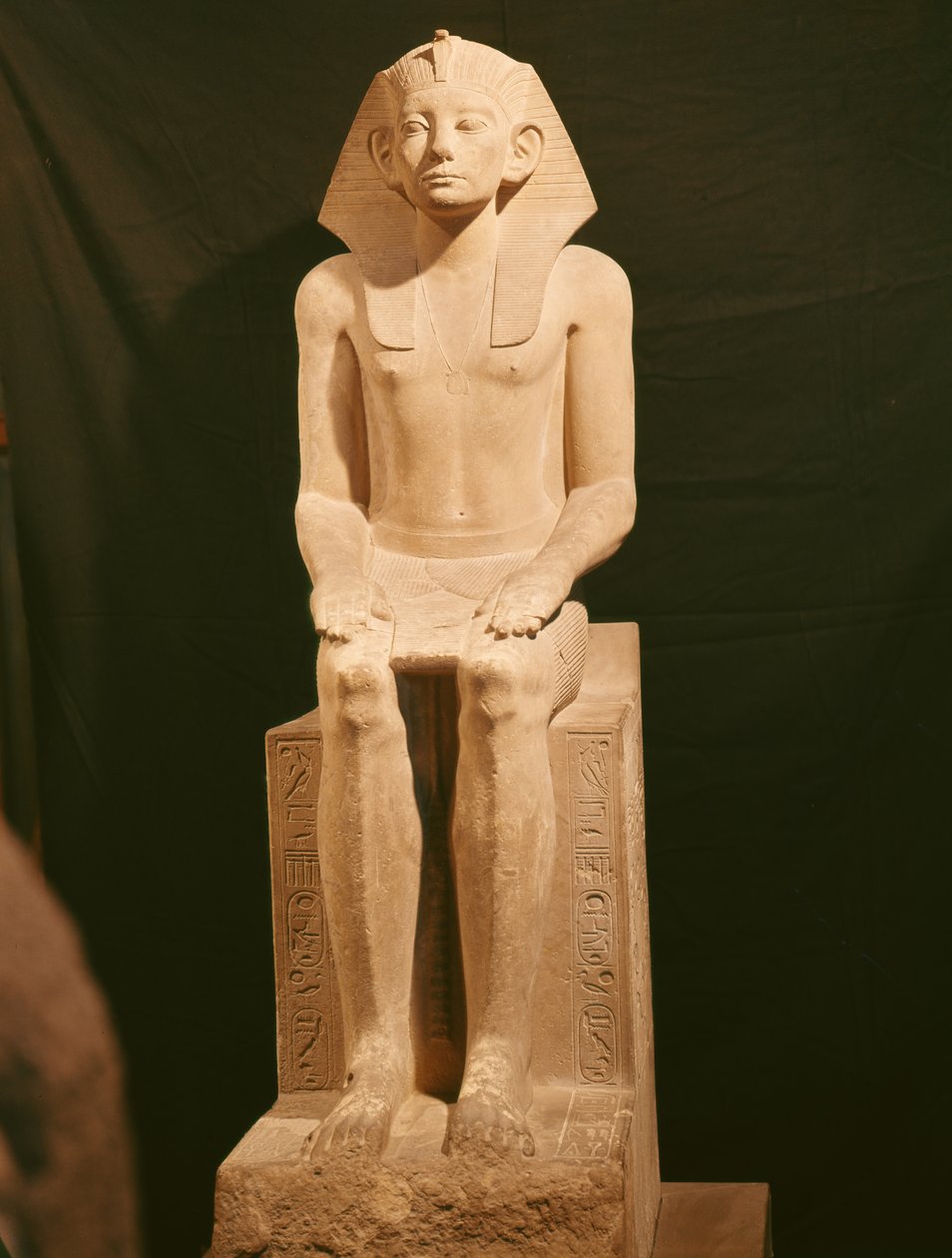 Siddende statue af Amenemhat III (1843-1798 f.Kr.) (kalksten) af Egyptian 12th Dynasty
