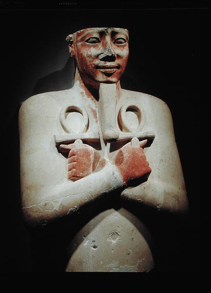 Statue af Sesostris I (ca. 1918-1875 f.Kr.) med ankh i begge hænder krydset over brystet, fra templet i Karnak, New Kingdom (malet sten) af Egyptian 12th Dynasty