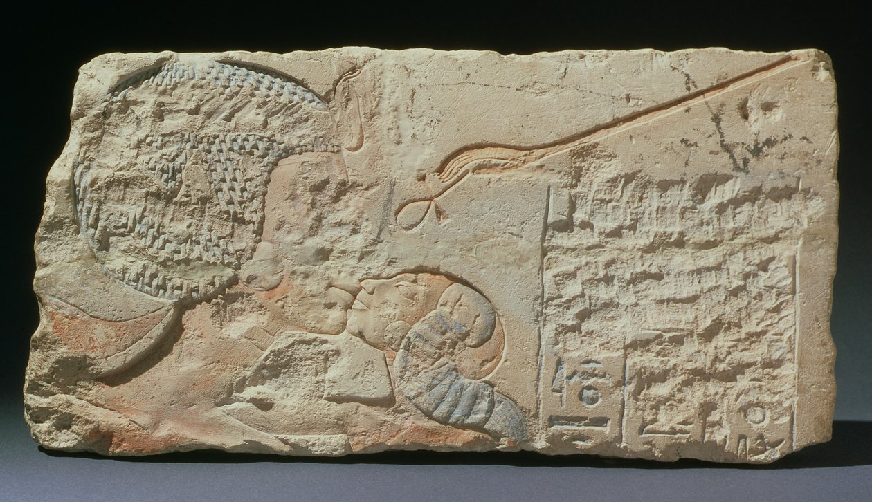 A Kiss, et relief af dronning Nefertiti, der kysser en af sine døtre, fra Hermopolis, New Kingdom, Amarna-perioden (malet kalksten) af Egyptian 18th Dynasty