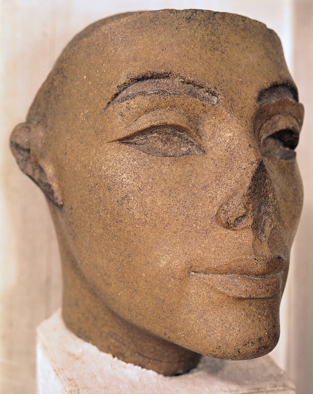 Et kongeligt hoved, muligvis af Nefertiti, fra Memphis, New Kingdom (kvartsit) (se også 226534) af Egyptian 18th Dynasty