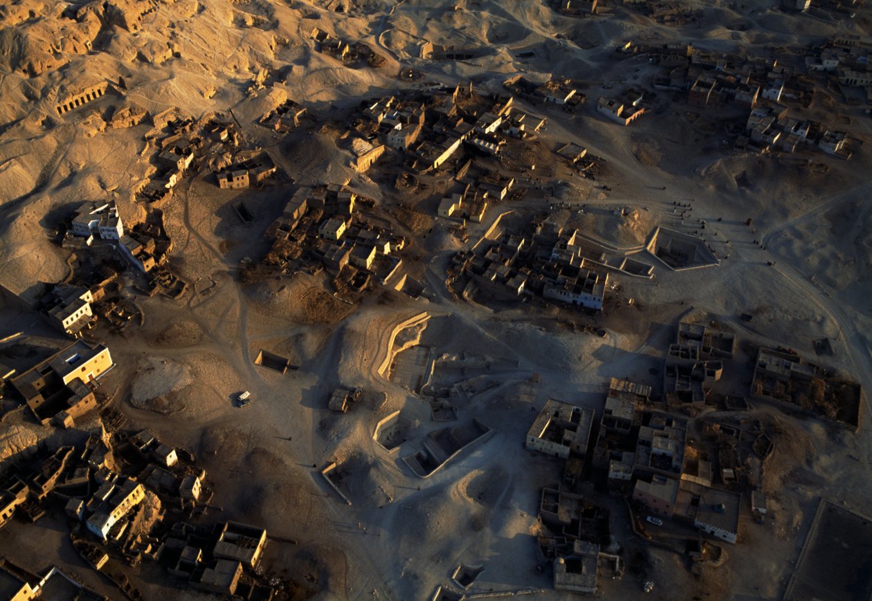 Luftfoto af det arkæologiske område Qurna, Sheikh Abd el-Qurna, den thebanske nekropolis, Egypten, Det Nye Rige, dynasti XVIII-XIX af Egyptian 18th Dynasty