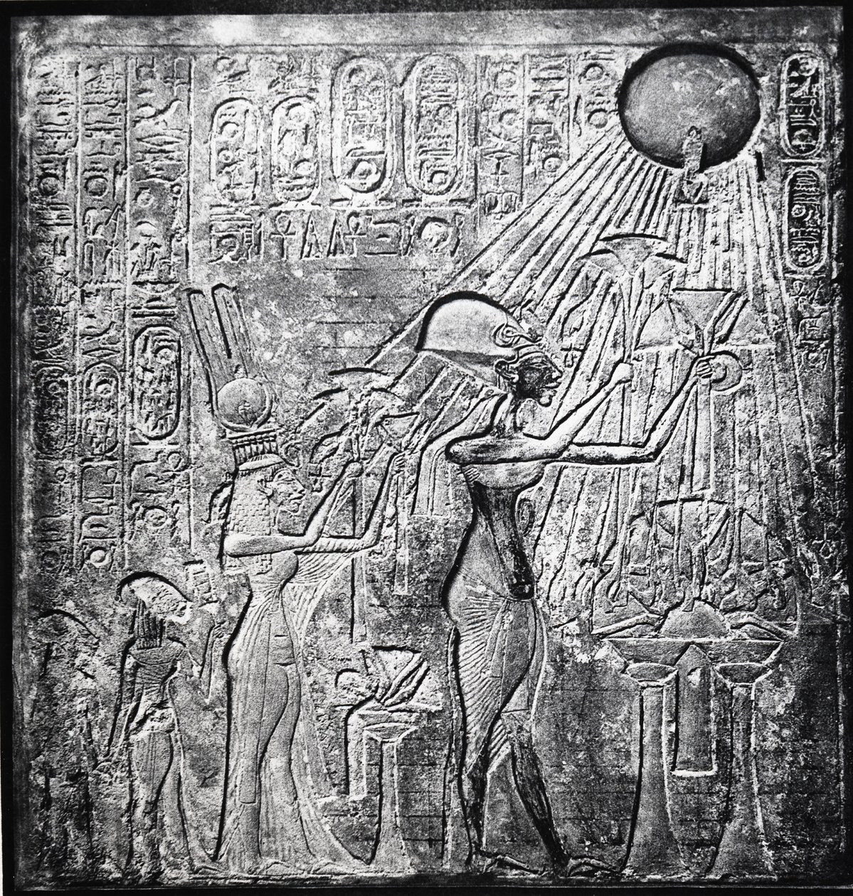 Akhenaten (Amenhotep IV) kætterfarao, regerede fra ca. 150 f.Kr., her sammen med Nefertiti og deres to døtre, der ofrede gaver til Solen. Relief oprindeligt i Temple of Sun, Theben. Hørtøj af Egyptian 18th Dynasty