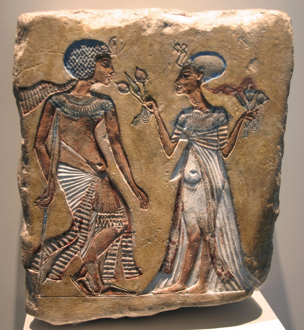 Akhenaten (regerede 1353-1336 f.Kr.) og Nefertiti (c1370 f.Kr.-c. 1330 f.Kr.) Den egyptiske farao Akhenatens store kongelige hustru. Relief i det egyptiske museum i Altes Museum Berlin. af Egyptian 18th Dynasty