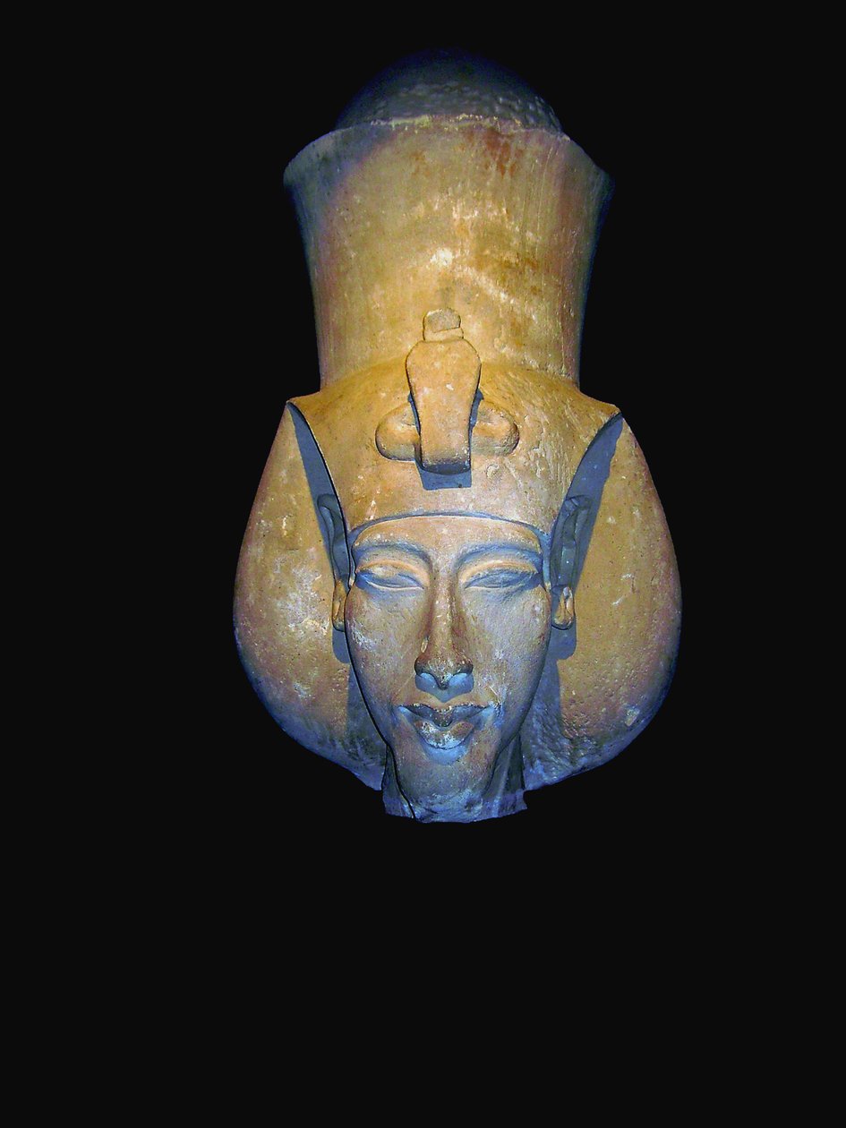 Akhenaten. Amenhotep IV (nogle gange givet dens græske form, Amenophis IV, og betyder Amun er tilfreds), en farao fra det attende dynasti i Egypten, regerede i 17 år og døde i 1336 f.Kr. eller 1334 f.Kr. Han opgav traditionel egyptisk polyteisme og introdu af Egyptian 18th Dynasty