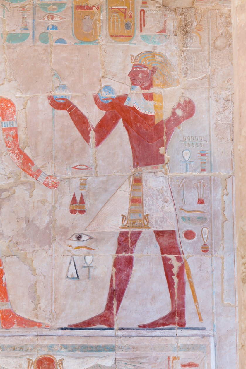 Basreliefbillede, der viser en farao, der ofrer, Hatshepsut-templet i Deir Al Bahari, Luxor, Egypten (foto) af Egyptian 18th Dynasty