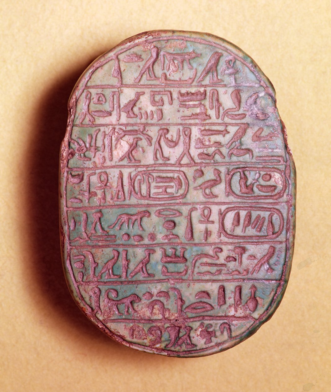 Base af en ægteskabsskarabé af Amenhotep III (ca. 1417-1379 f.Kr.) og Dronning Tiye, New Kingdom, ca. 1391-1353 f.Kr. af Egyptian 18th Dynasty