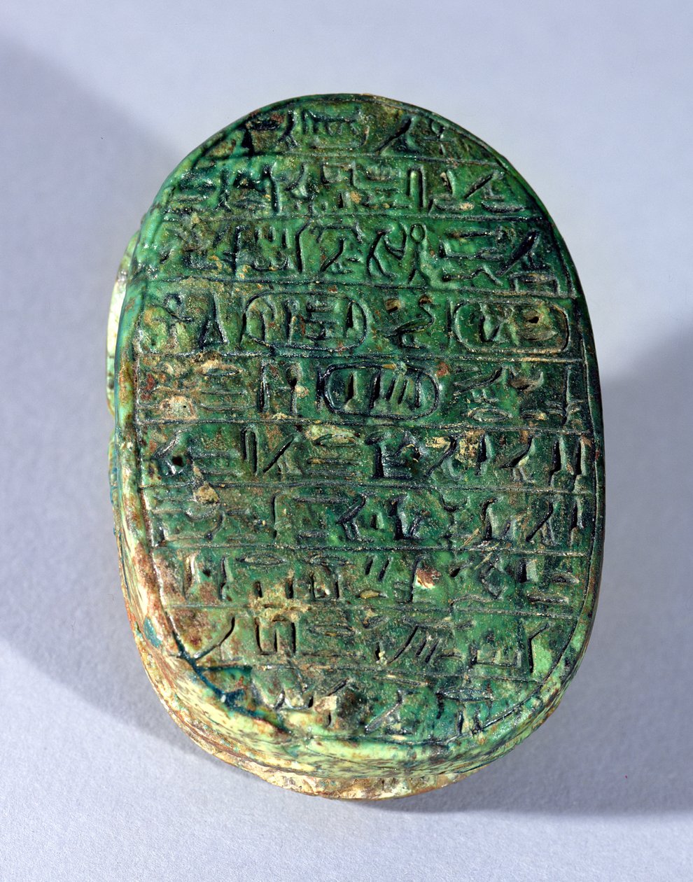 Base af en ægteskabsskarabé af Amenhotep III (ca. 1417-1379 f.Kr.) og Dronning Tiye, New Kingdom, ca. 1391-1353 f.Kr. af Egyptian 18th Dynasty