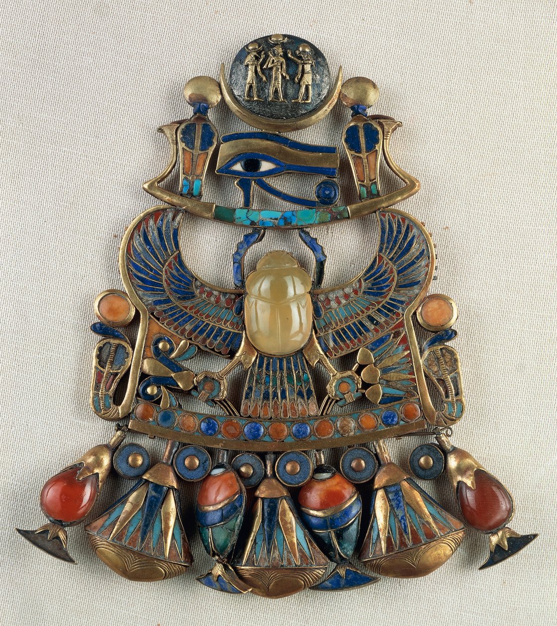 Brystplade med sol- og måneemblemer, Fra Tutankhamons grav, Theben, Egypten, Guldsmedekunst, Egyptisk civilisation, Det Nye Rige, XVIII. dynasti af Egyptian 18th Dynasty