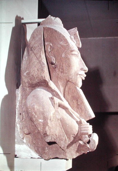 Buste af Amenophis IV (Akhenaten) (ca. 1364-1347 f.Kr.) fra Amun-templet, Karnak, ca. 1353-1337 f.Kr. (sandsten) af Egyptian 18th Dynasty