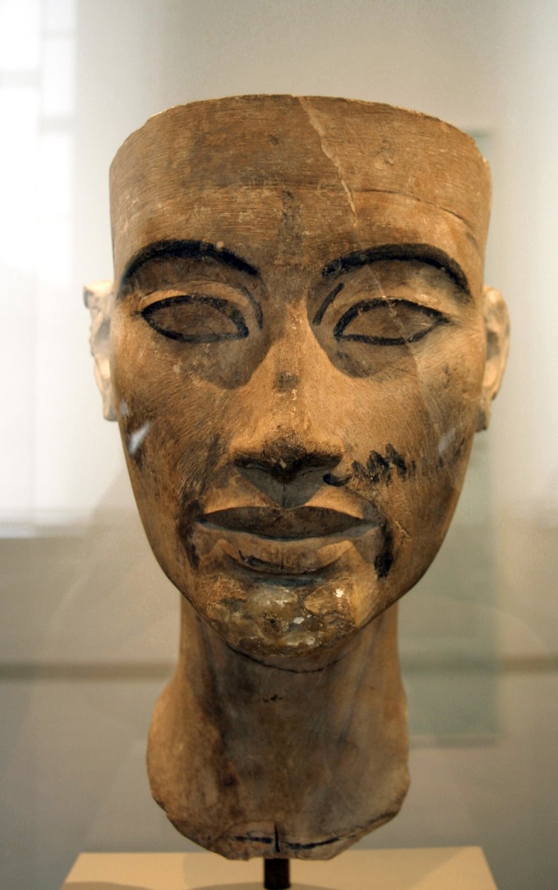 Buste af Nefertiti (c1370-c1330 f.Kr.) Store kongelige hustru (hovedgemal) til den egyptiske farao Akhenaten. Nefertiti og hendes mand var kendt for en religiøs revolution. De begyndte kun at tilbede én gud, Aten, solens skive. af Egyptian 18th Dynasty