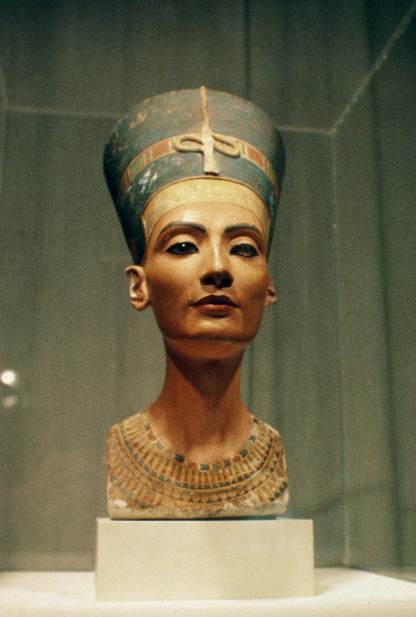 Buste af dronning Nefertiti, set forfra, fra billedhuggeren Thutmoses atelier i Tell el-Amarna (malet kalksten) (se også 114018-20) af Egyptian 18th Dynasty