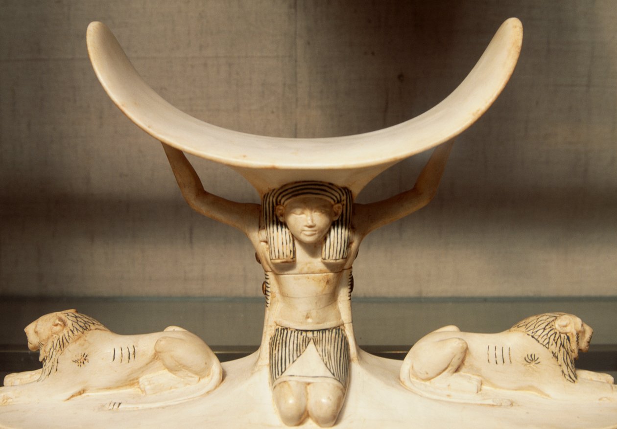 Udskåret nakkestøtte i elfenben understøttet af Shu, personificering af luft, fra Tutankhamons grav, egyptisk civilisation, XVIII-dynastiet af Egyptian 18th Dynasty
