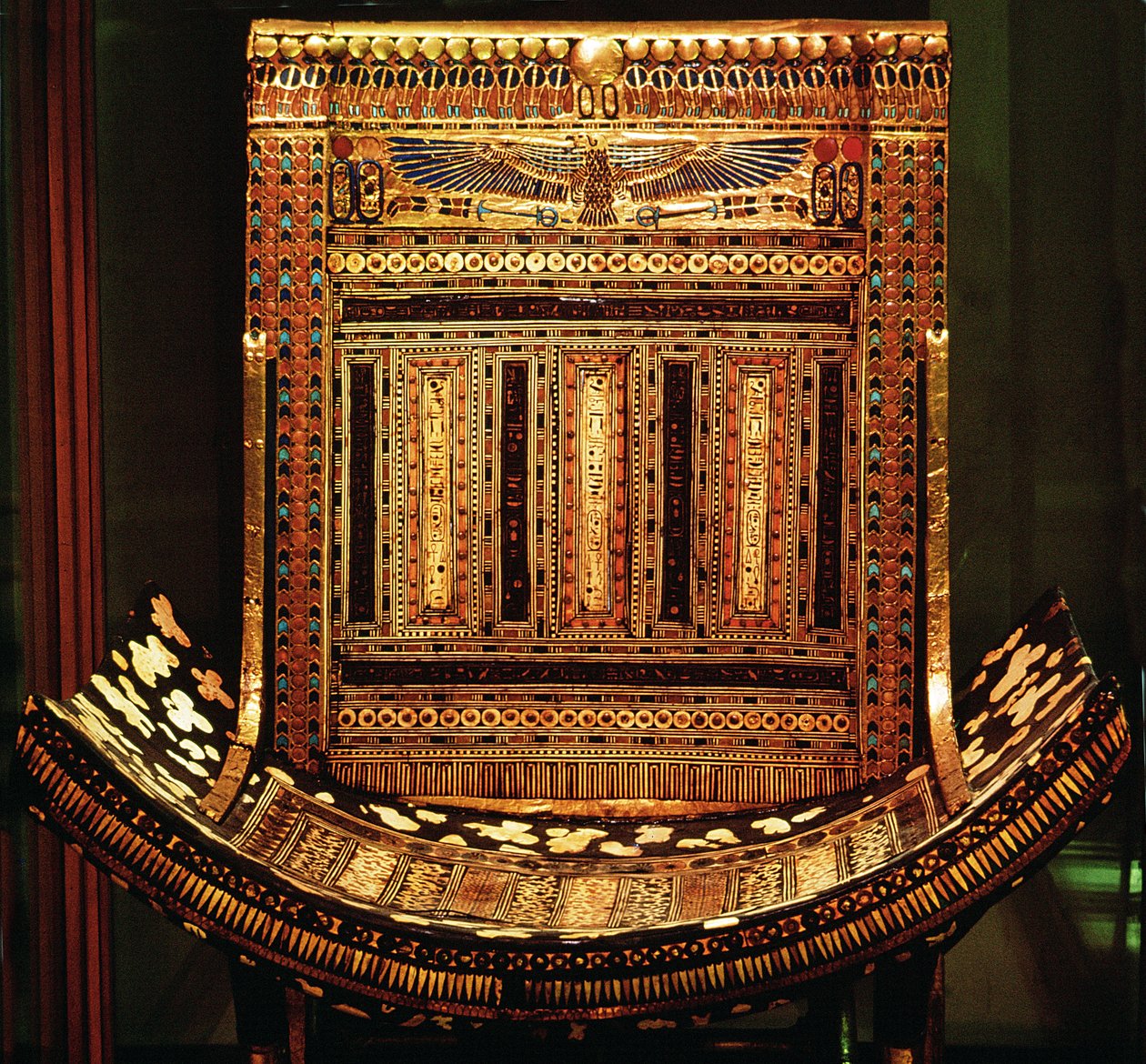 Ceremonistol af Tutankhamon, detalje af det buede sæde og ryg, New Kingdom, ca. 1325 f.Kr. (forgyldt og indlagt træ) (detalje af 59232) af Egyptian 18th Dynasty