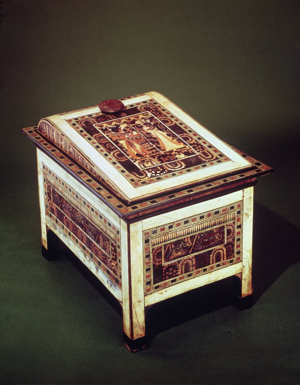Coffer, fra Tutankhamons grav (ca. 1370-1352 f.Kr.) New Kingdom (træ, bronze, elfenben og farvet glasur) (se også 220898) af Egyptian 18th Dynasty