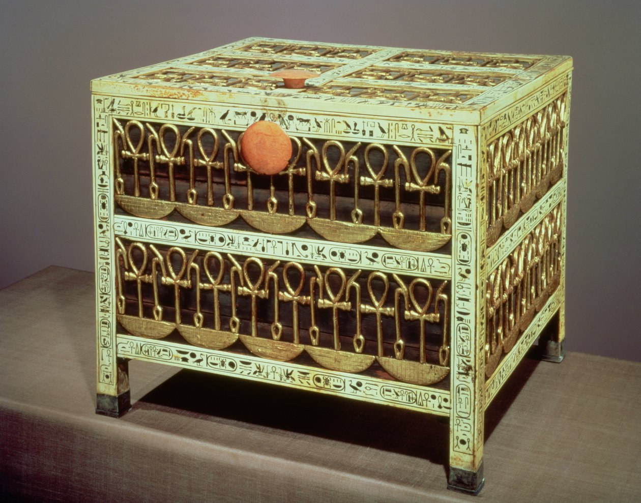 Kasse fra statskassen til Tutankhamons grav (ca. 1370-52 f.Kr.) Nyt Kongerige (træ og elfenben med påført guld og sølv) af Egyptian 18th Dynasty