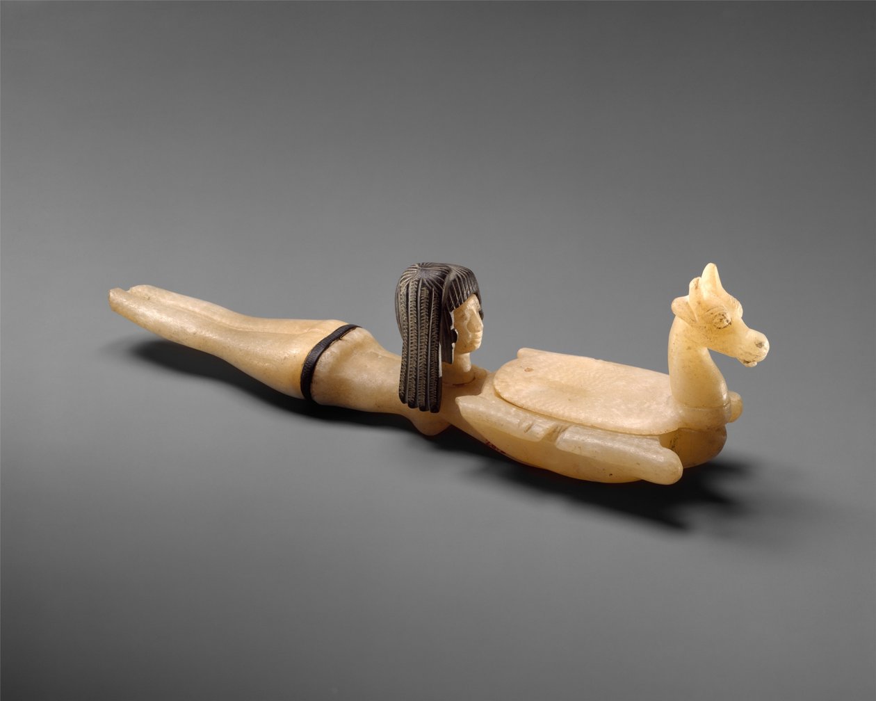 Kosmetisk ske i form af svømmende kvinde, der holder et fad, ca. 1390-1352 f.Kr. (travertin og steatit) af Egyptian 18th Dynasty