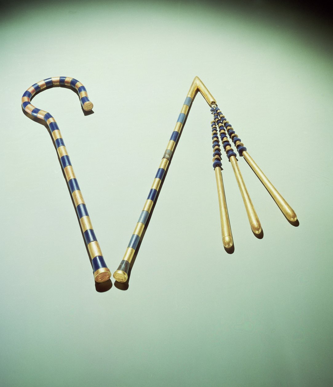 Krog og slagle, fra Tutankhamons grav (ca. 1370-1352 f.Kr.) New Kingdom (blåt glas, obsidian og guld monteret på bronze) (se også 167522) af Egyptian 18th Dynasty