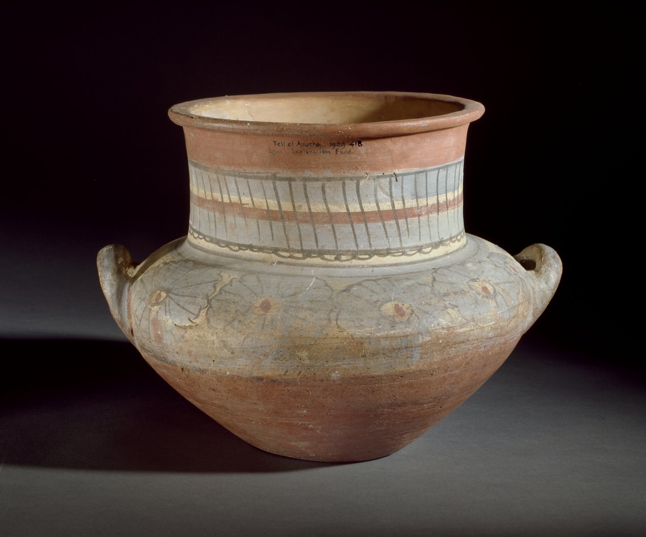 Dekoreret krukke med lugehåndtag, Amarna, 1300-tallet f.Kr. (keramik) af Egyptian 18th Dynasty