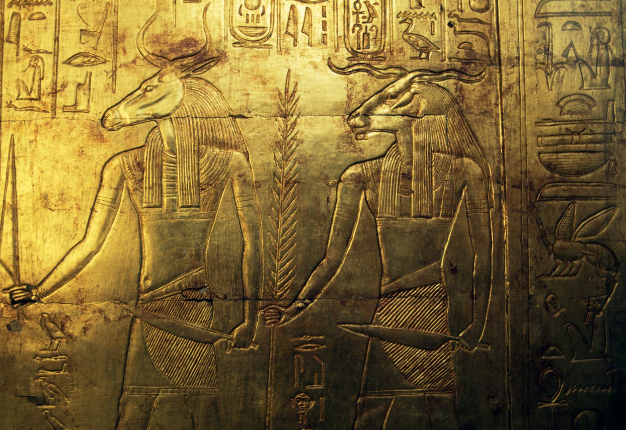 Guder, gravering af bagpanel i tredje gravkapel dækket af guld, Tutankhamons skatkammer, Egypten, Egyptisk civilisation, Det Nye Rige, Dynasti XVIII af Egyptian 18th Dynasty