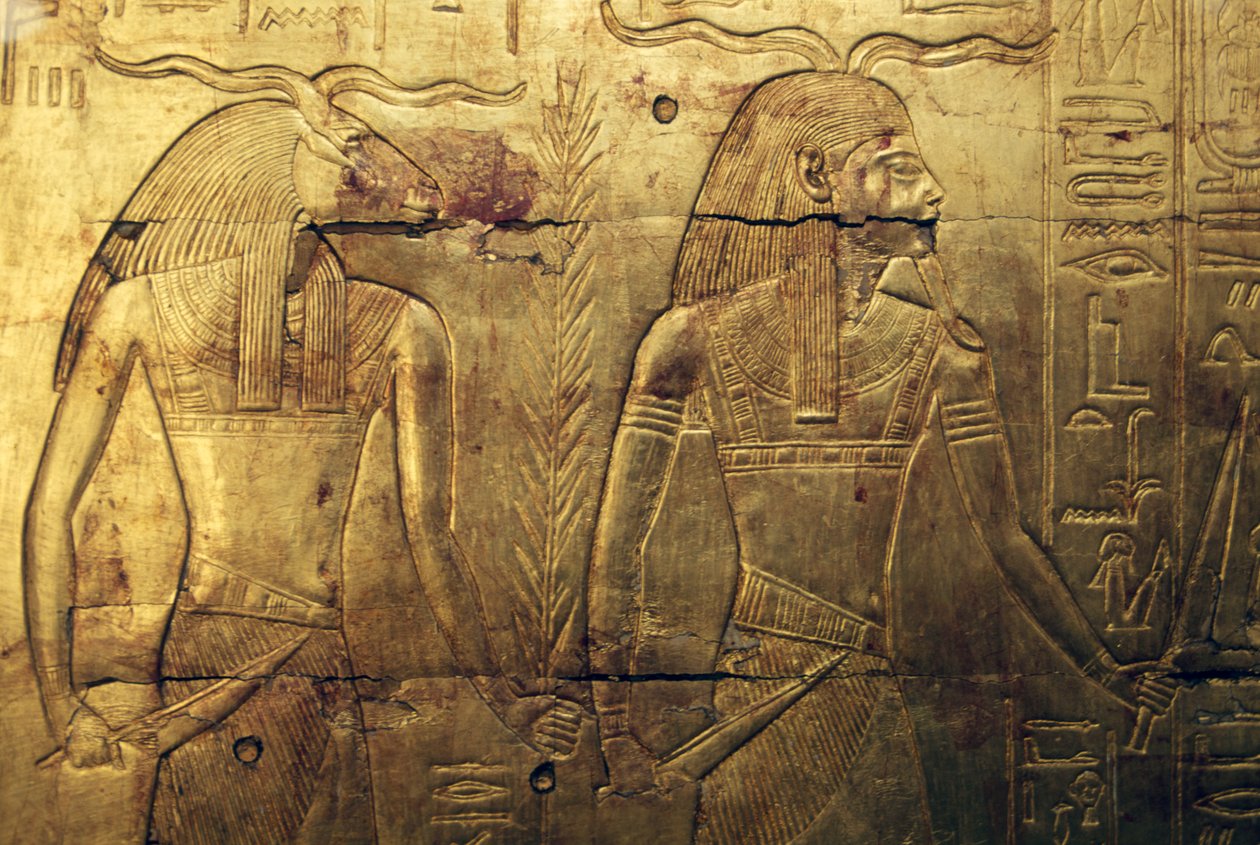 Guder, indgravering på bagpanelet af tredje gravkapel dækket af guld, Tutankhamons skatkammer, Egypten, Egyptisk civilisation, Det Nye Rige, Dynasti XVIII af Egyptian 18th Dynasty