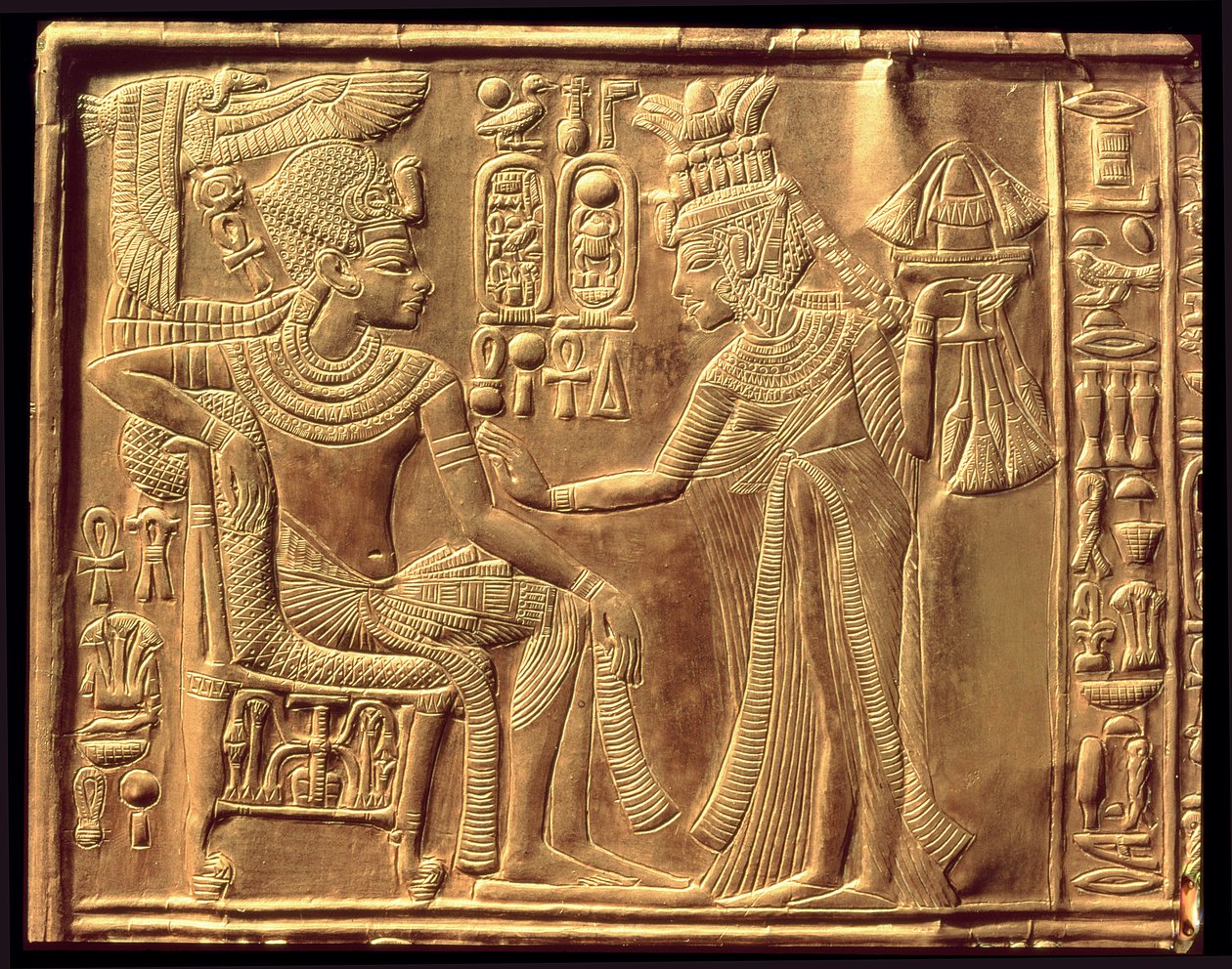 Detalje fra Tutankhamons gyldne helligdom (ca. 1370-52 f.Kr.), der skildrer dronningen, der salver ham med duftende unguent, New Kingdom (træ overlejret med gesso dækket med guldplade) af Egyptian 18th Dynasty