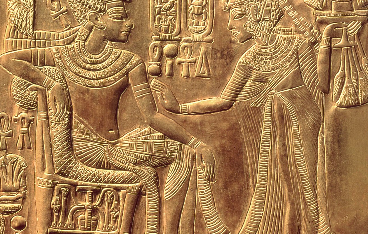 Detalje fra Tutankhamons gyldne helligdom (ca. 1370-52 f.Kr.), der skildrer dronningen, der salver ham med duftende unguent, New Kingdom (træ overlejret med gesso dækket med guldplade) (detalje fra 148191) af Egyptian 18th Dynasty