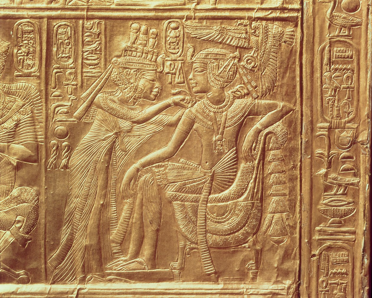 Detalje fra Tutankhamons lille helligdom, der forestiller dronningen, der fastgør en halskæde om kongens hals, New Kingdom, ca. 1340 f.Kr. (forgyldt) (se også 228562) af Egyptian 18th Dynasty