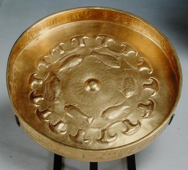 Fad tilhørende General Duty of Djehuty dekoreret med fisk og blomster, New Kingdom, ca. 1479-1425 (guld) af Egyptian 18th Dynasty