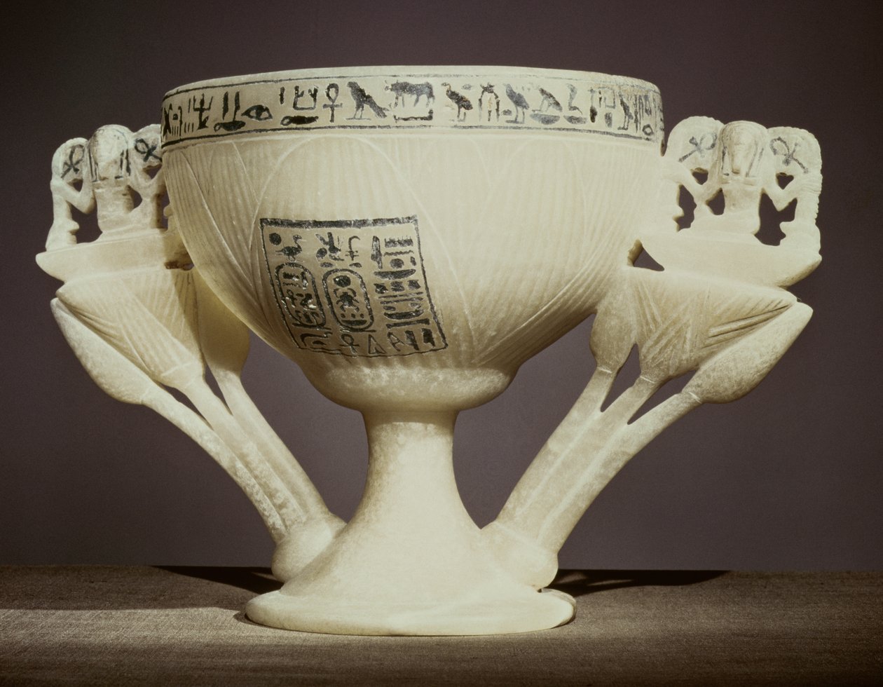 Drikkebæger i form af en halvåbnet lotusblomst, fundet ved indgangen til Tutankhamons grav (ca. 1370-52 f.Kr.) New Kingdom (alabaster) (se også 162302 & 228555) af Egyptian 18th Dynasty