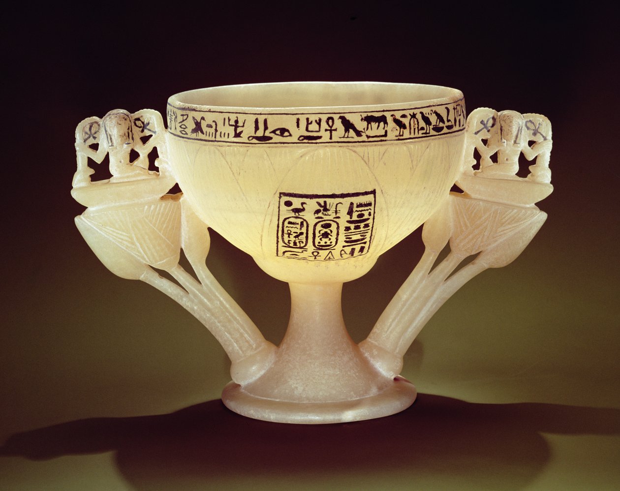 Drikkebæger i form af en halvåbnet lotusblomst, fundet ved indgangen til Tutankhamons grav (ca. 1370-1352 f.Kr.) New Kingdom (alabaster) (se også 162302 & 149480) af Egyptian 18th Dynasty