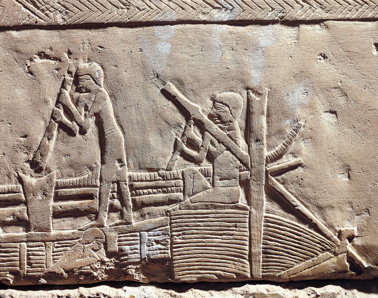 Egypten, det gamle Memphis, Saqqaras nekropolis. Mastabaen i Ipi. Relief forestillende tømrere, der reparerer en båd. (Det nye rige, XVIII. dynasti) af Egyptian 18th Dynasty