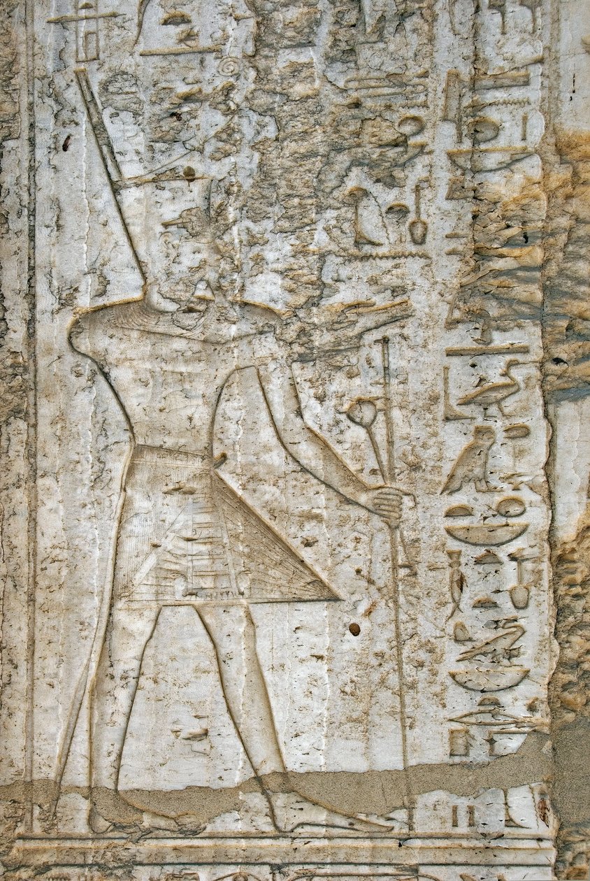 Ægyptisk oldtid: detalje af reliefferne af albasterkapellet af farao Thutmosis IV (1419-1387 f.Kr.), der repræsenterer ham, der bærer magtens symboler. Karnak Temple Friluftsmuseum Egypten af Egyptian 18th Dynasty