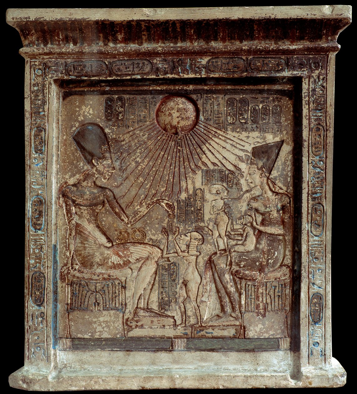 Den egyptiske dronning Nefertiti (1353-1336 f.Kr.) med farao Amenophis 4. (Akhenaton eller Amenhotep) (1352-1338 f.Kr.) og deres børn.Lavt relief. 18. dynasti, Det Nye Rige. Cairo, Egyptisk Museum af Egyptian 18th Dynasty